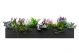 Zwarte metalenplantenbak met bloemen.