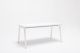Ogi M bureau met wit blad en witte poten