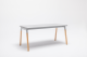 Ogi W bureau met houten poten en wit blad