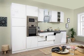 Ruime witte greeploze keuken met apparatuur