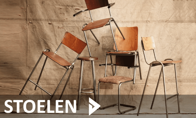 De Valk stoelen opgestapeld